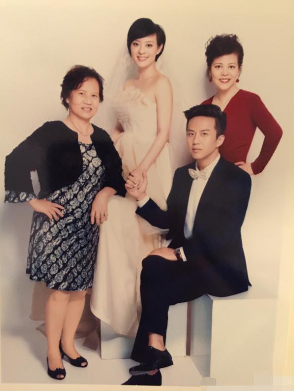 邓超|邓超分享与74岁母亲游玩照，疑孙俪亲自掌镜，母子合抱大树尽显温馨