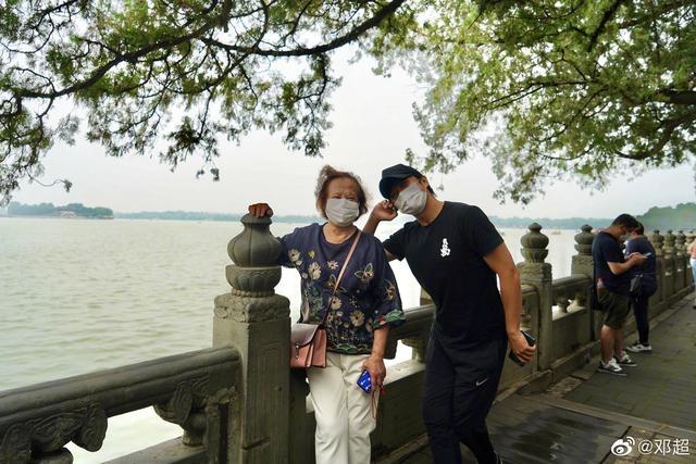 邓超|邓超分享与74岁母亲游玩照，疑孙俪亲自掌镜，母子合抱大树尽显温馨
