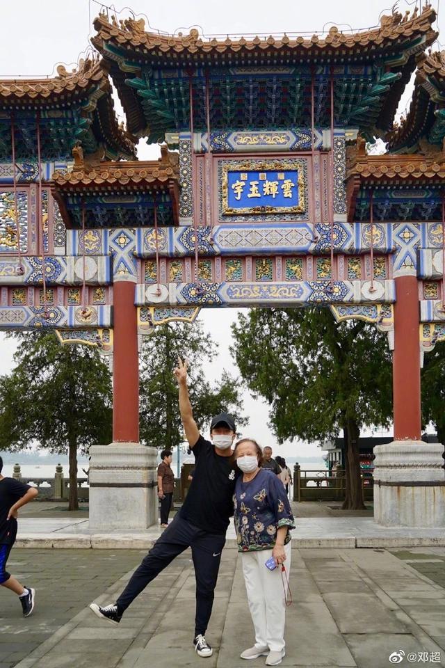 邓超|邓超分享与74岁母亲游玩照，疑孙俪亲自掌镜，母子合抱大树尽显温馨
