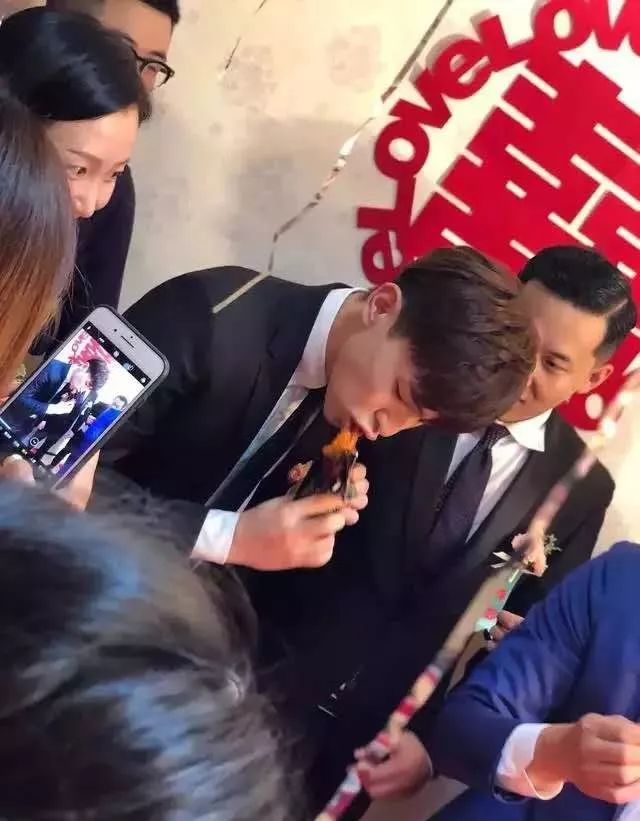 邓伦|邓伦又回老家给发小儿当伴郎，其他伴郎化身保镖围在他身边开路