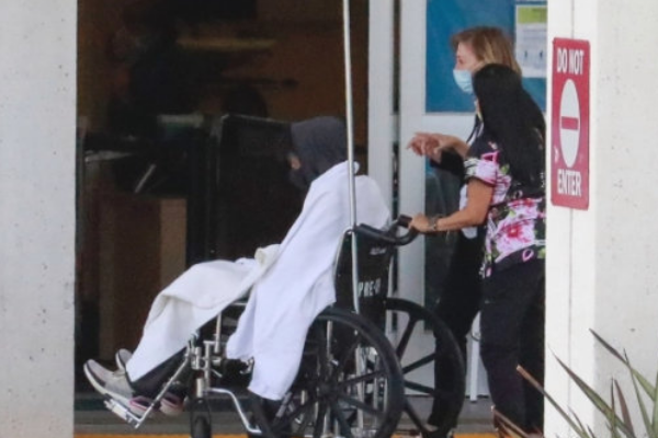 查德威克·博斯曼|漫威黑豹男主角去世，出演多部经典影片，曾被拍坐轮椅进急诊室！