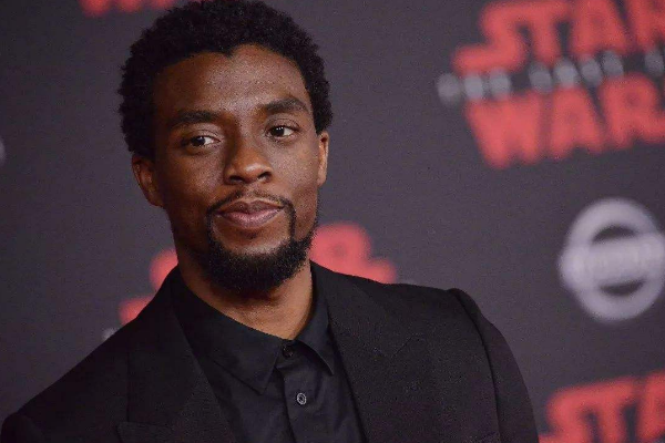 查德威克·博斯曼|漫威黑豹男主角去世，出演多部经典影片，曾被拍坐轮椅进急诊室！