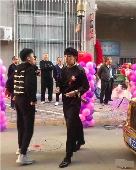 邓伦|邓伦又回老家给发小儿当伴郎，其他伴郎化身保镖围在他身边开路