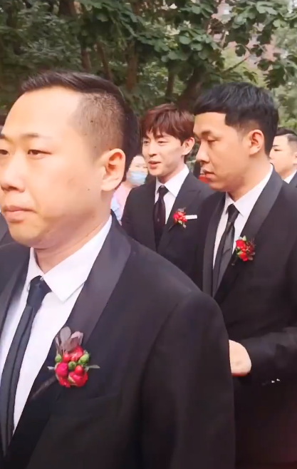 邓伦|邓伦又回老家给发小儿当伴郎，其他伴郎化身保镖围在他身边开路