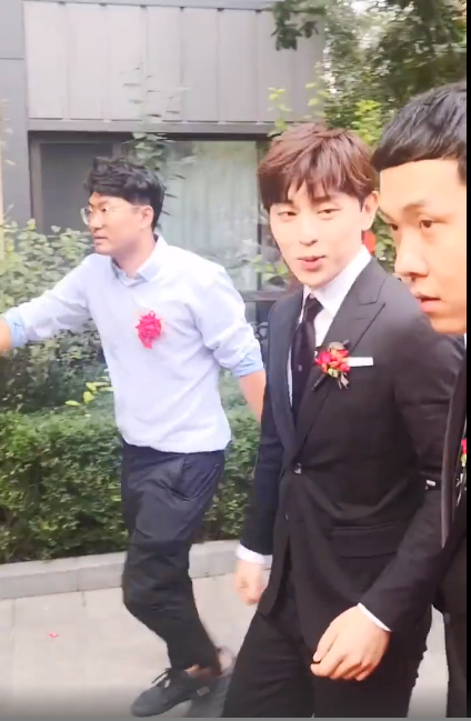邓伦|邓伦又回老家给发小儿当伴郎，其他伴郎化身保镖围在他身边开路