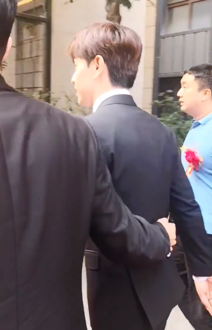 邓伦|邓伦又回老家给发小儿当伴郎，其他伴郎化身保镖围在他身边开路
