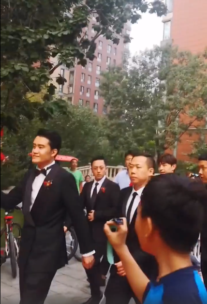 邓伦|邓伦又回老家给发小儿当伴郎，其他伴郎化身保镖围在他身边开路