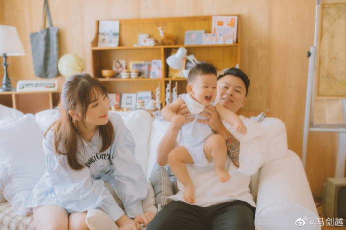 马剑越一家三口拍写真三条像极婴儿版张杰虎头虎脑萌翻