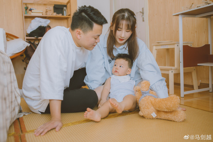 马剑越一家三口拍写真三条像极婴儿版张杰虎头虎脑萌翻