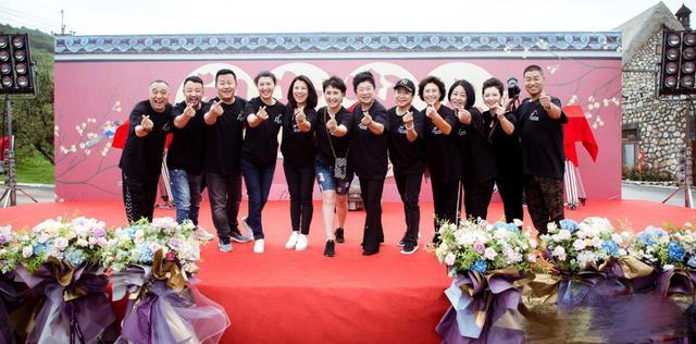 赵本山|63岁赵本山近况曝光！满头白发步履蹒跚，带赵家班再拍《刘老根》