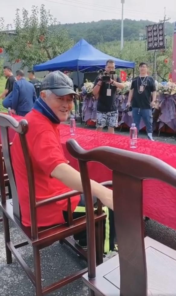 赵本山|63岁赵本山近况曝光！满头白发步履蹒跚，带赵家班再拍《刘老根》