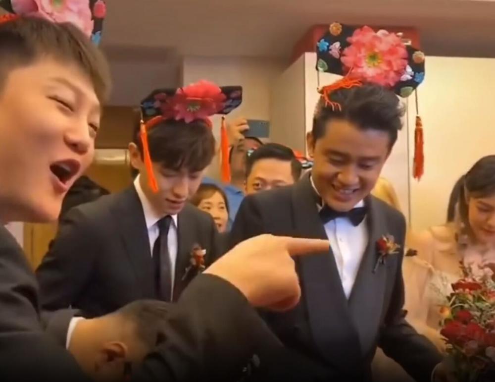 邓伦|邓伦又当伴郎！穿帅气西装提礼物一路小跑，戴清宫头饰被伴娘捉弄