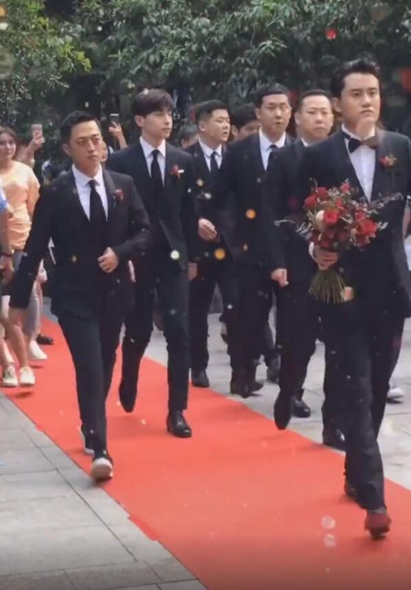 邓伦|邓伦又当伴郎！穿帅气西装提礼物一路小跑，戴清宫头饰被伴娘捉弄