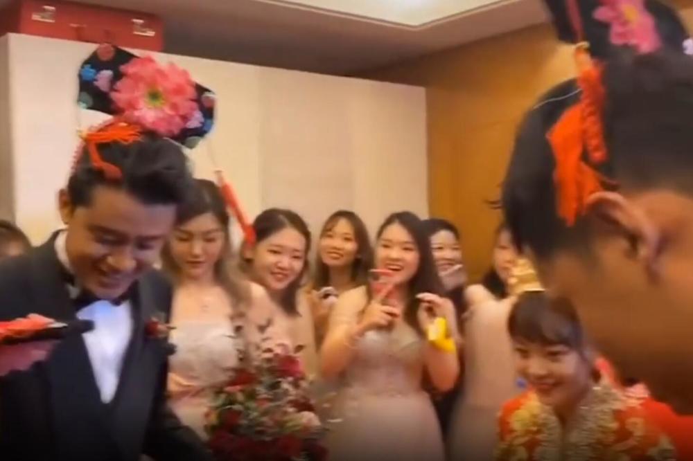 邓伦|邓伦又当伴郎！穿帅气西装提礼物一路小跑，戴清宫头饰被伴娘捉弄