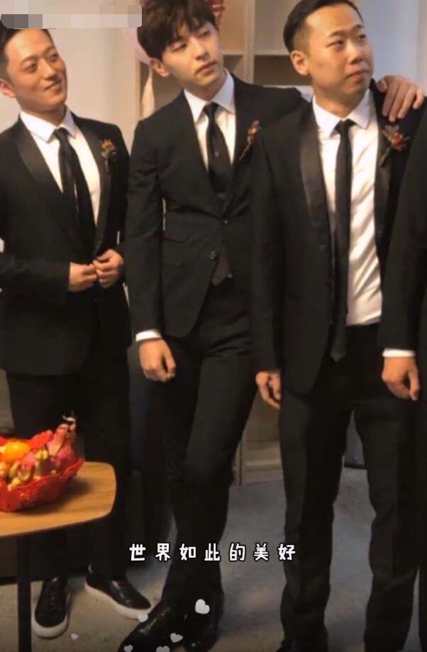 邓伦|邓伦又当伴郎！穿帅气西装提礼物一路小跑，戴清宫头饰被伴娘捉弄