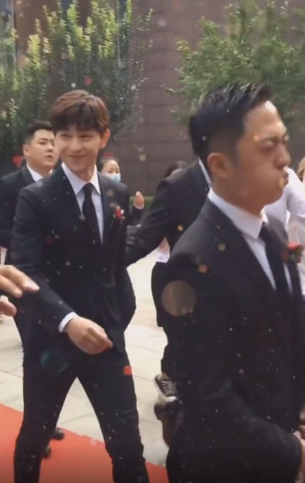 邓伦|邓伦又当伴郎！穿帅气西装提礼物一路小跑，戴清宫头饰被伴娘捉弄
