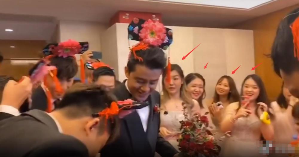 邓伦|邓伦又当伴郎！穿帅气西装提礼物一路小跑，戴清宫头饰被伴娘捉弄