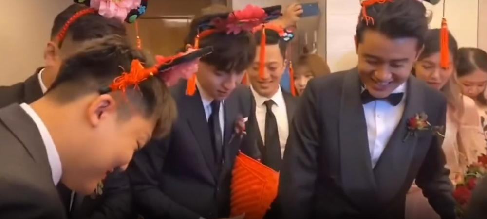 邓伦|邓伦又当伴郎！穿帅气西装提礼物一路小跑，戴清宫头饰被伴娘捉弄