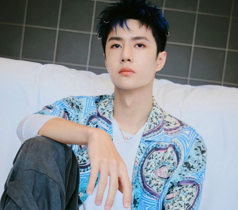 王一博|王一博进军北京2022冬奥会却被举报，手势代言出问题，被同僚拖累得太惨