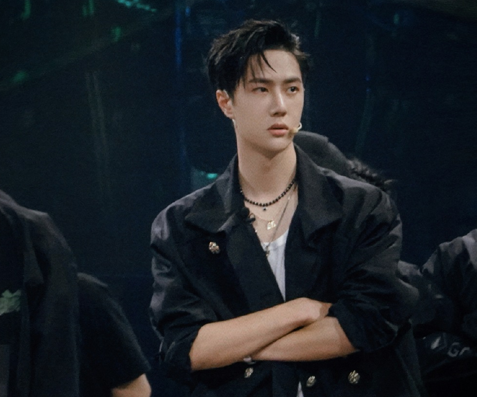 王一博|王一博进军北京2022冬奥会却被举报，手势代言出问题，被同僚拖累得太惨