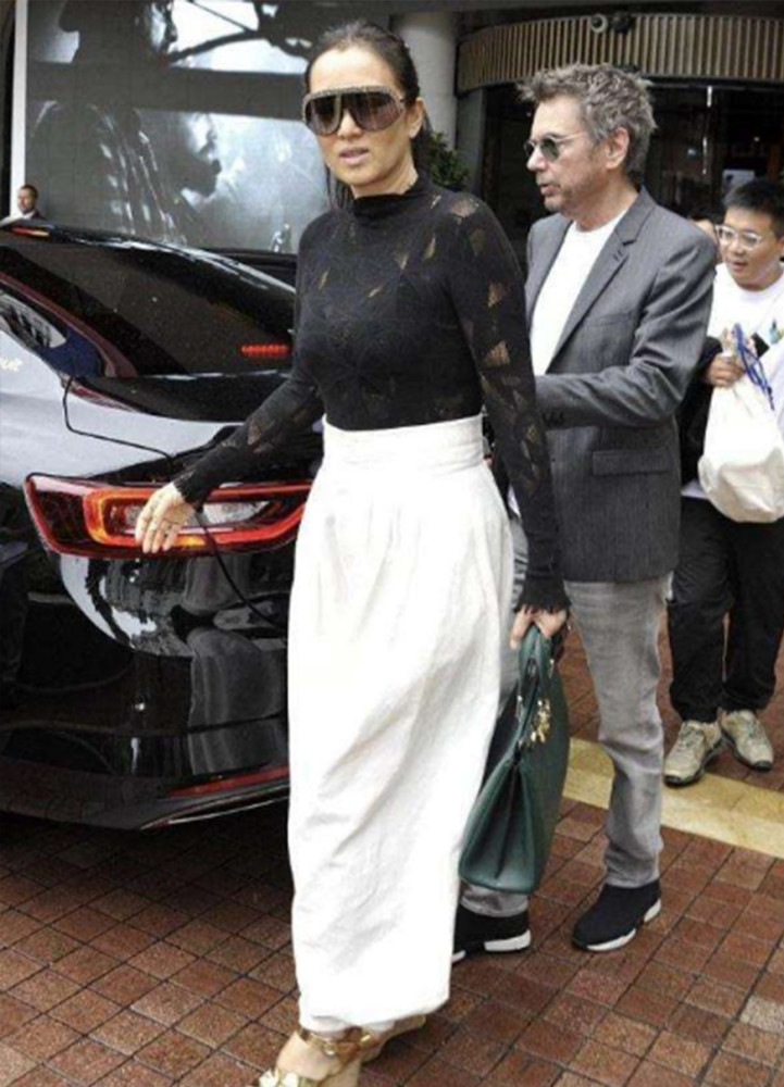 巩俐|巩俐结婚后经历了什么？逛街近照曝光，皮肤油腻胖出新高度