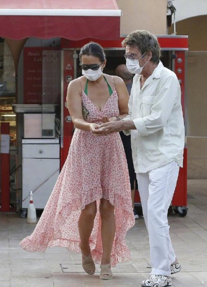 巩俐|巩俐结婚后经历了什么？逛街近照曝光，皮肤油腻胖出新高度