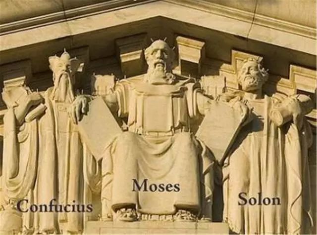 美国最高法院的门楣上 雕刻有3个伟人的雕像 其中一个是中国人 腾讯新闻