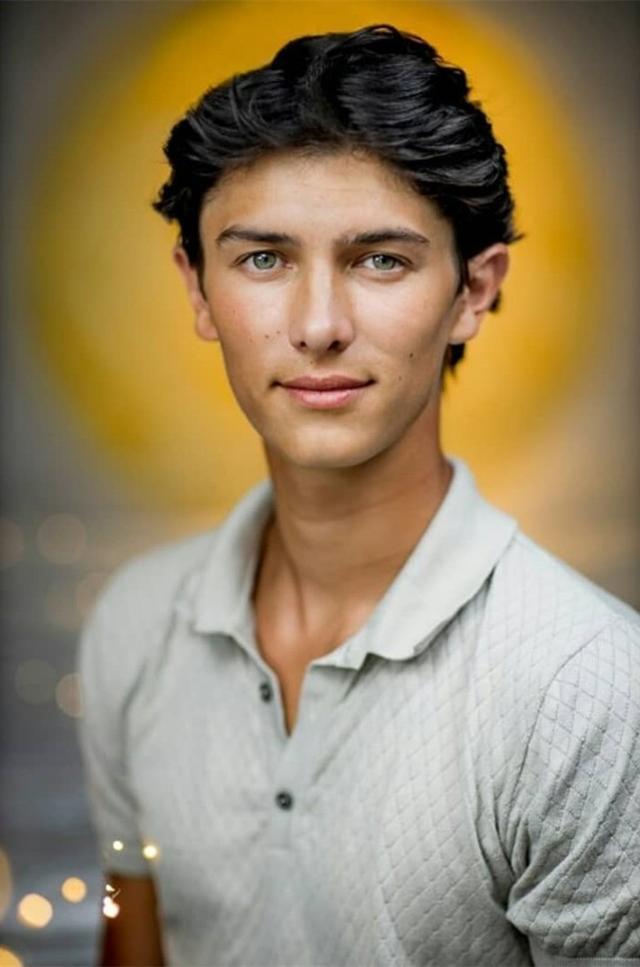 丹麦大王子喜迎21岁穿褶皱老头衫略显寒酸曾当男模走秀登杂志