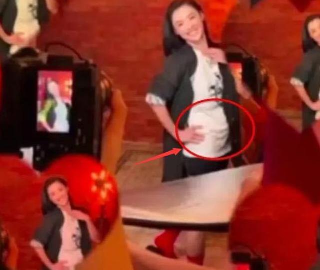 张柏芝|张柏芝怀第四胎？小腹凸起似怀孕，直言想要女儿