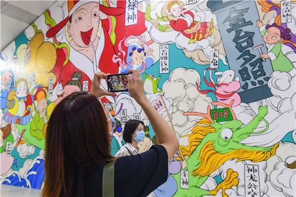 文那|造神女孩文那，用一支画笔让众神在国贸CBD上班了