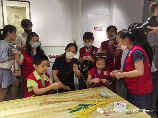 守护非遗：巧手慧心的她，用薄如蝉翼的竹丝作画_腾讯新闻