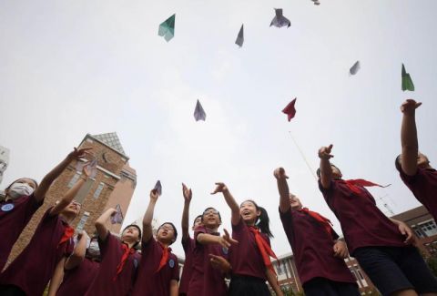 北京十八中|“疫路同行”！北京十八中教育集团学生放飞“理想”纸飞机迎开学