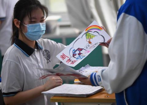 北京十八中|“疫路同行”！北京十八中教育集团学生放飞“理想”纸飞机迎开学