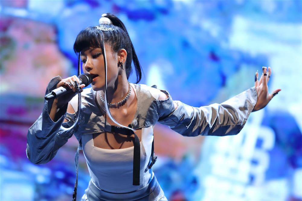 赛博歌姬朱婧汐第一次听ai小冰作品这是超越好听难听的旋律