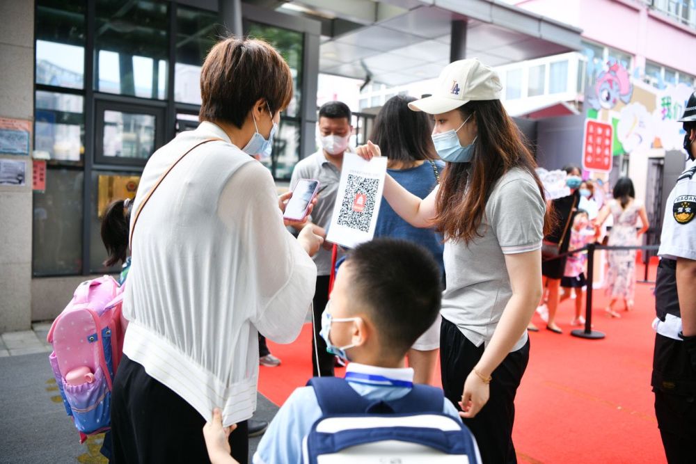 中关村三小|北京开学首日，中关村三小18个班“团宠小豆包”顺利报到