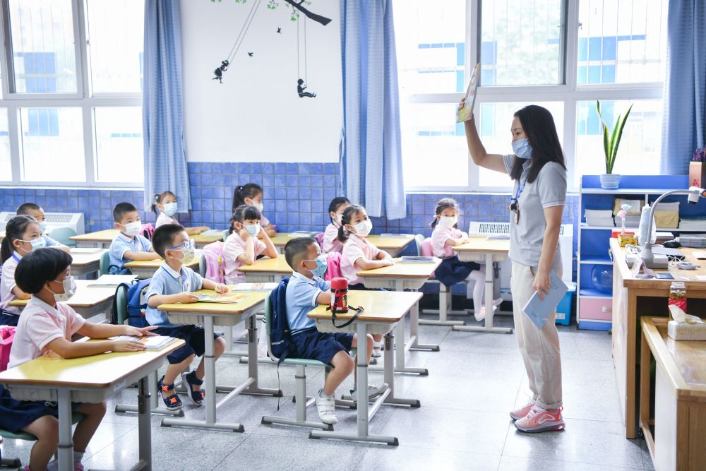 中关村三小|北京开学首日，中关村三小18个班“团宠小豆包”顺利报到