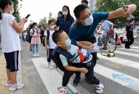 棒棒糖|开学第一天“小豆包”收获棒棒糖