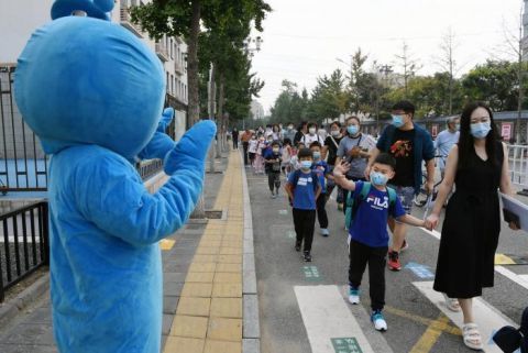 棒棒糖|开学第一天“小豆包”收获棒棒糖