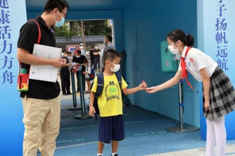 棒棒糖|开学第一天“小豆包”收获棒棒糖