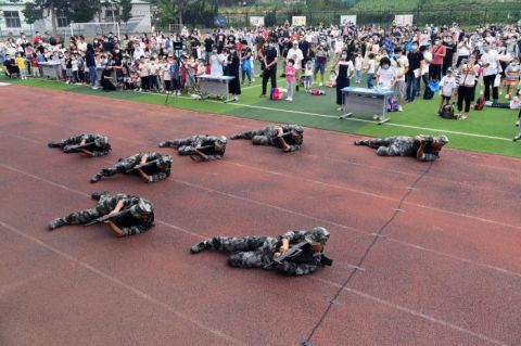 棒棒糖|开学第一天“小豆包”收获棒棒糖