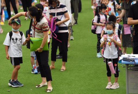 棒棒糖|开学第一天“小豆包”收获棒棒糖