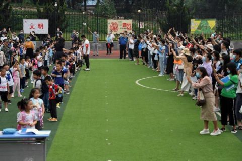 棒棒糖|开学第一天“小豆包”收获棒棒糖
