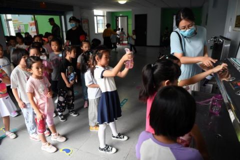 棒棒糖|开学第一天“小豆包”收获棒棒糖