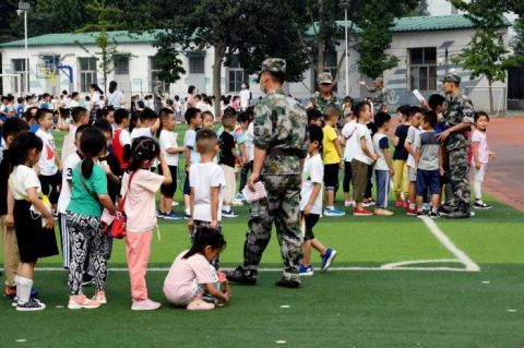 棒棒糖|开学第一天“小豆包”收获棒棒糖