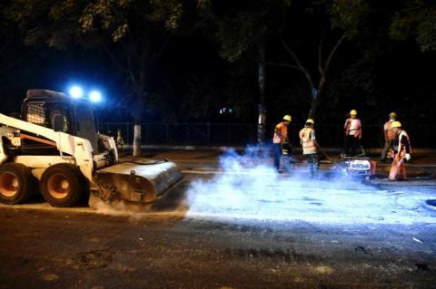 大修工程|北京四环辅路大修工程进入外环道路面层摊铺阶段