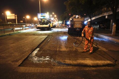 大修工程|北京四环辅路大修工程进入外环道路面层摊铺阶段