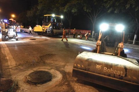 大修工程|北京四环辅路大修工程进入外环道路面层摊铺阶段