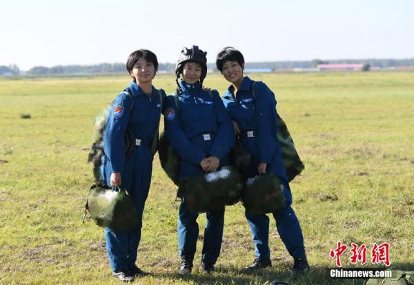 颯!空軍第十二批女飛行學員完成首次跳傘