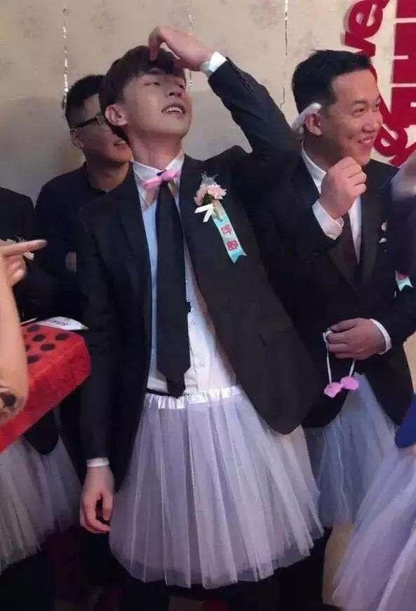 戴格格|邓伦又回老家当伴郎！扮格格、穿女装、嘴对嘴，啥游戏都玩
