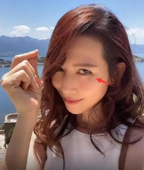蔡少芬|蔡少芬三胎产子后首穿露脐装，宅家热舞直言“腰是真细”，超自信
